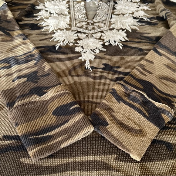 Johnny Was Christina Cotton Camouflage Floral Embroidered Raw Hem Top Size Large - Picture 5 of 13